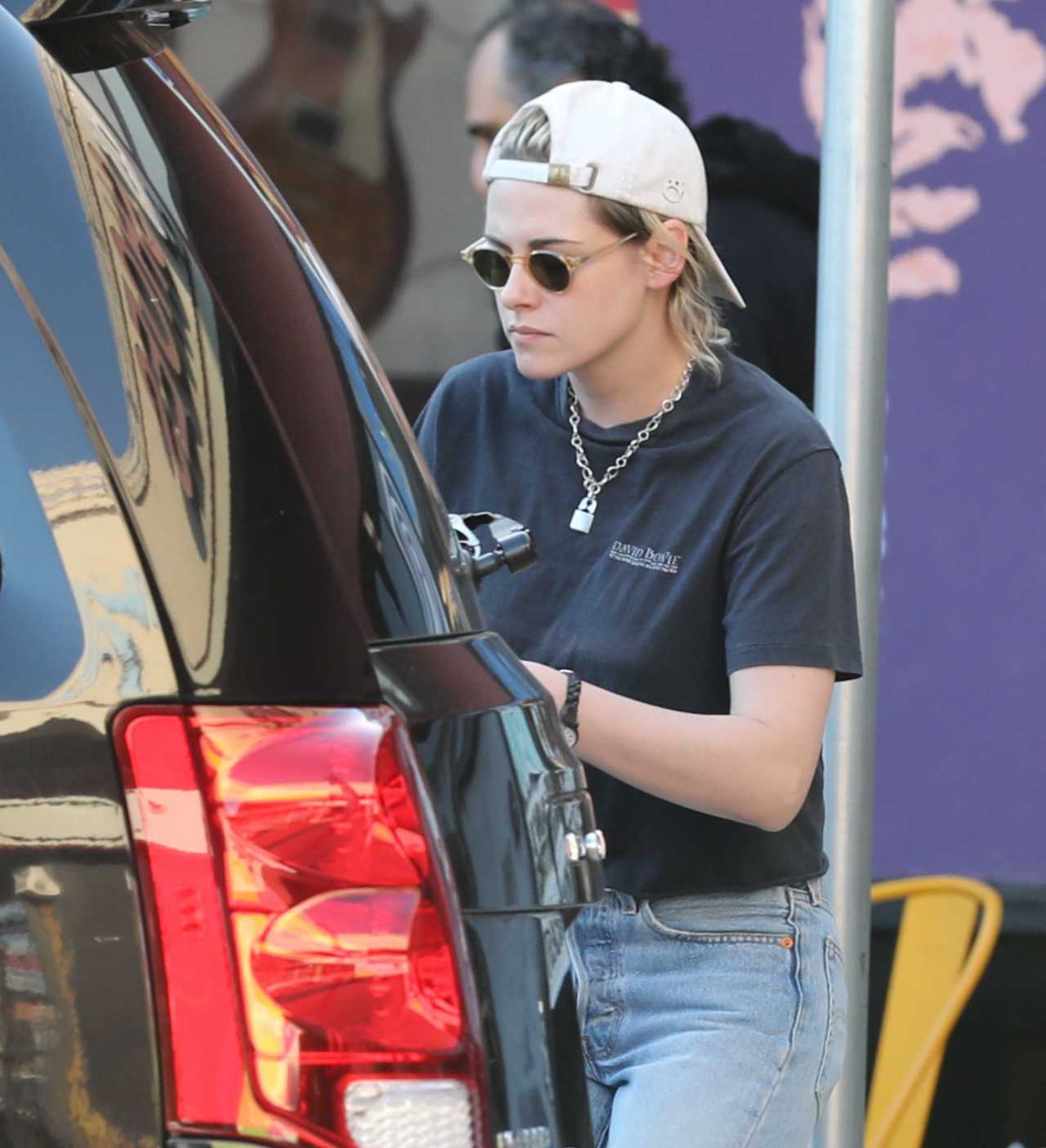 Kristen Stewart casual style â€“ Shopping for guitars in Los Feliz