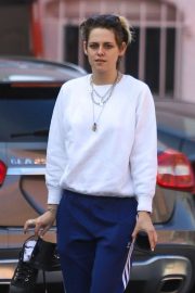 Kristen Stewart - Exiting a nail spa in Hollywood