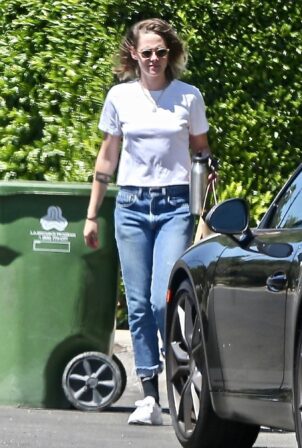 Kristen Stewart - Exiting her stylist in L.A