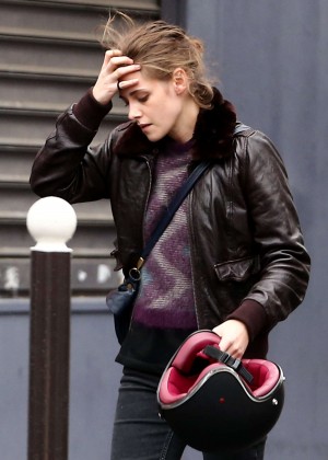 Kristen Stewart - Filming 'Personal Shopper' in Paris