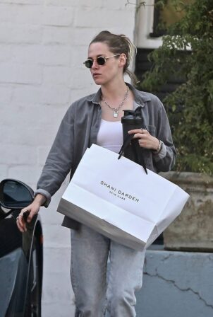 Kristen Stewart - Gets pampered at a hair salon in Los Angeles