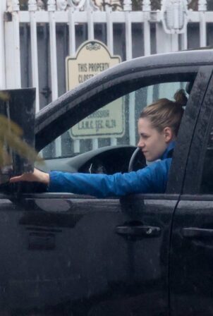 Kristen Stewart - Goes for a drive in Los Angeles