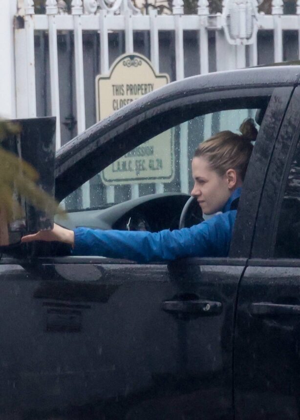 Kristen Stewart - Goes for a drive in Los Angeles