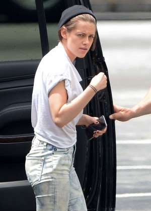 Kristen Stewart in Jeans Heads to her trailer after filming in Atlanta