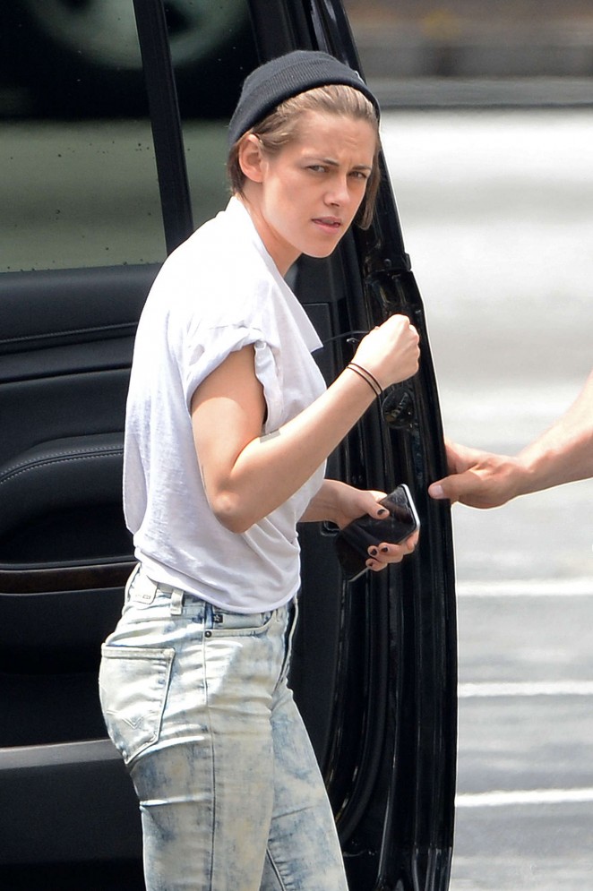 Kristen Stewart in Jeans Heads to her trailer after filming in Atlanta
