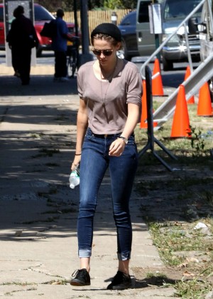 Kristen Stewart in Jeans Arrives on Woody Allen Movie set in NY