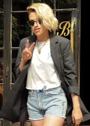 Kristen Stewart Leaves her hotel in New York City