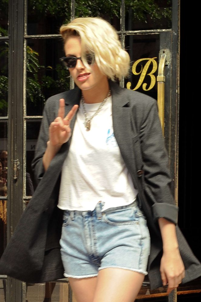 Kristen Stewart Leaves her hotel in New York City
