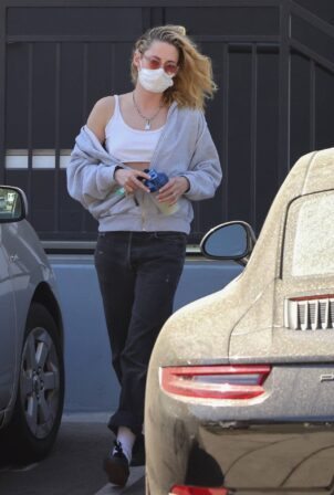 Kristen Stewart - Leaves in her dirty Porsche after a visit to a hair salon in trendy Beverly Hills