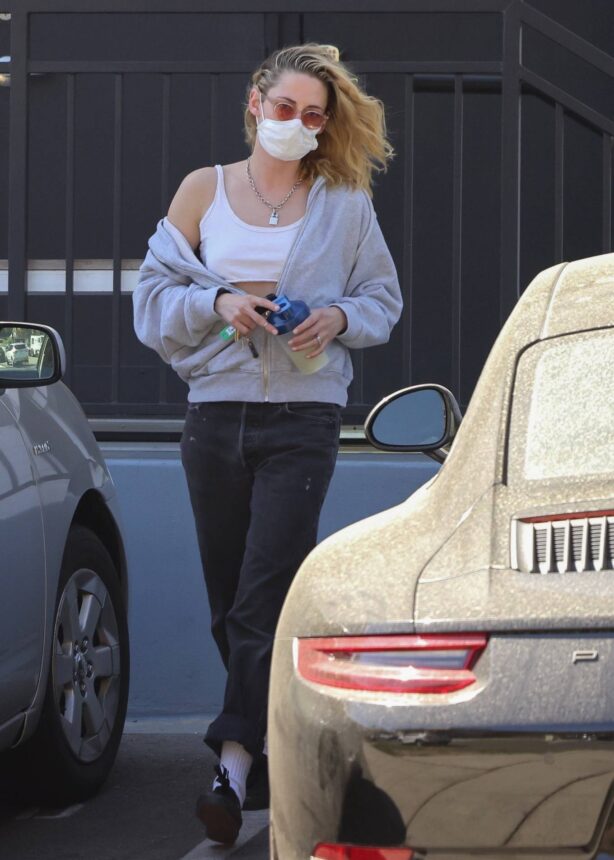 Kristen Stewart - Leaves in her dirty Porsche after a visit to a hair salon in trendy Beverly Hills
