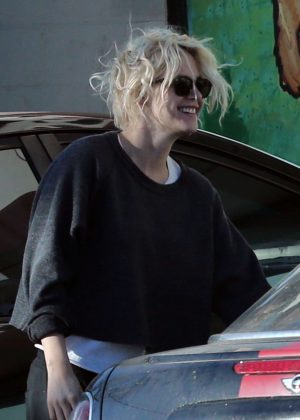 Kristen Stewart - Leaving a Pet Store in Los Feliz