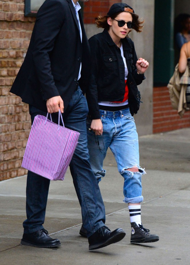 Kristen Stewart in Ripped jeans Leaving her hotel in NYC