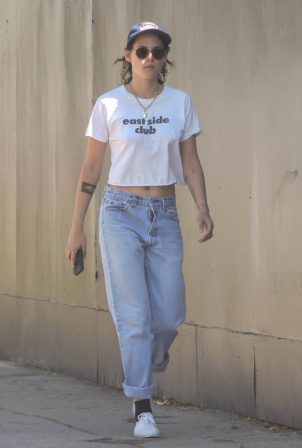 Kristen Stewart - Leaving her wax salon in a casual outfit in Silver Lake