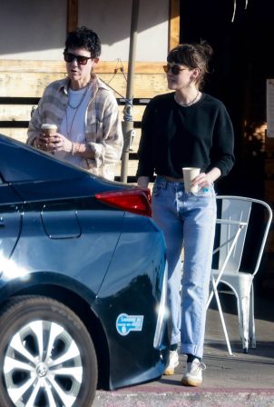 Kristen Stewart - Meeting a friend for coffee in Los Feliz