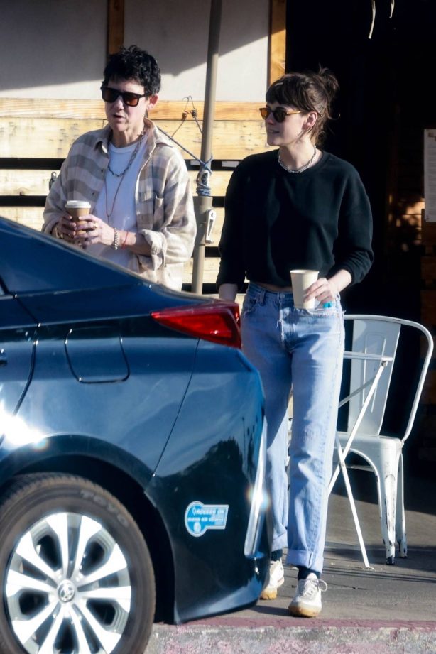 Kristen Stewart - Meeting a friend for coffee in Los Feliz