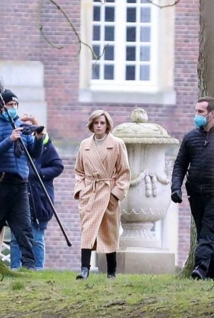 Kristen Stewart - On the set of 'Spencer' at Schloss Nordkirchen palace in Dortmund