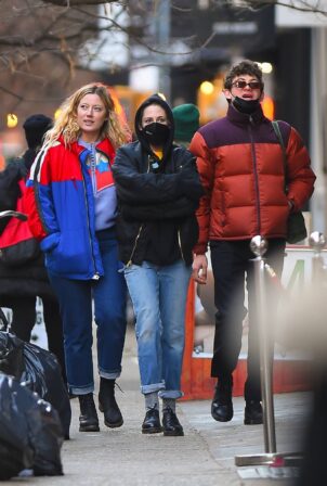 Kristen Stewart - Out with friends in Manhattan