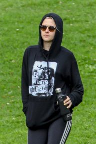 Kristen Stewart - Relaxes in the park with friends after a hike in Los Feliz