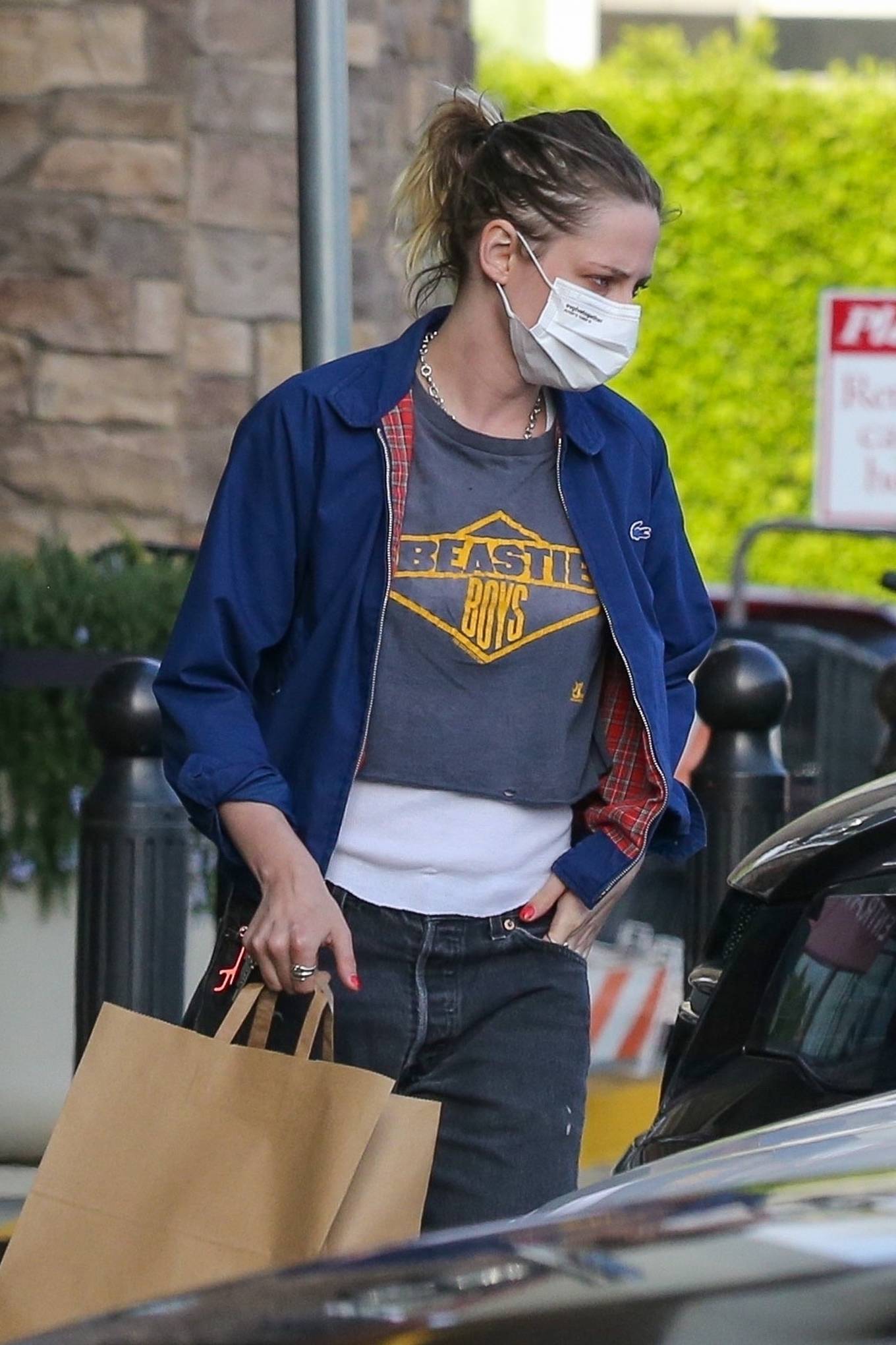 Kristen Stewart 2021 : Kristen Stewart – Rocks a Beastie Boys tee in Los Feliz-05