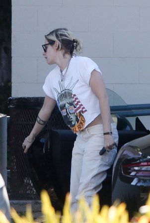 Kristen Stewart - Running errands with a friend in Los Feliz