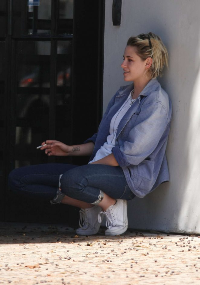 Kristen Stewart - Smokes out in West Hollywood