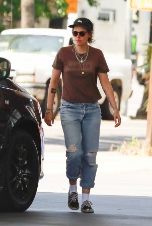 Kristen Stewart - Spotted at a gas station in LA