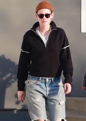 Kristen Stewart - Visiting a low key spa in Los Angeles