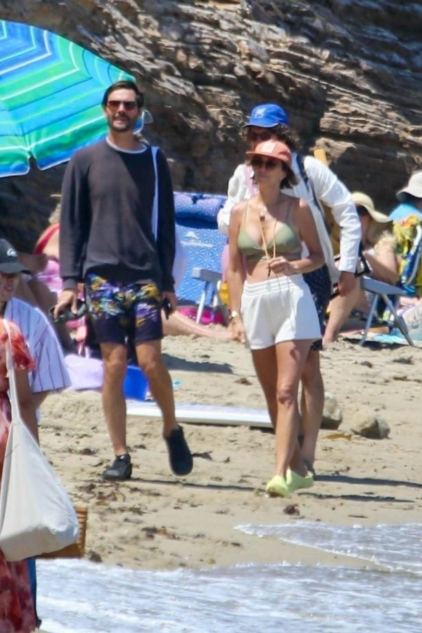 Kristen Wiig - Seen on the beach in Los Angeles