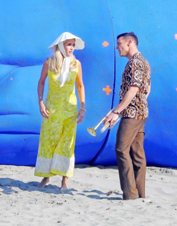 Kristen Wiig - With Ricky Martin filming 'Mrs. American Pie' in San Pedro