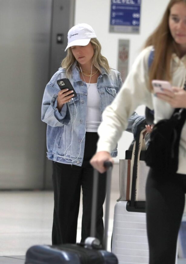 Kristin Cavallari - Is seen arriving at LAX in Los Angeles