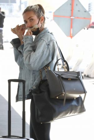 Kristin Cavallari - On phone call as she jets out of Los Angeles
