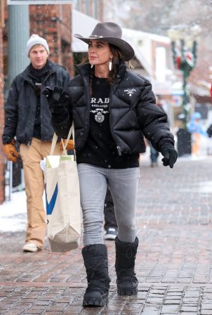 Kyle Richards - Does last minute Christmas Eve shopping in Aspen