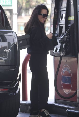 Kyle Richards - Seen at a gas station in Encino