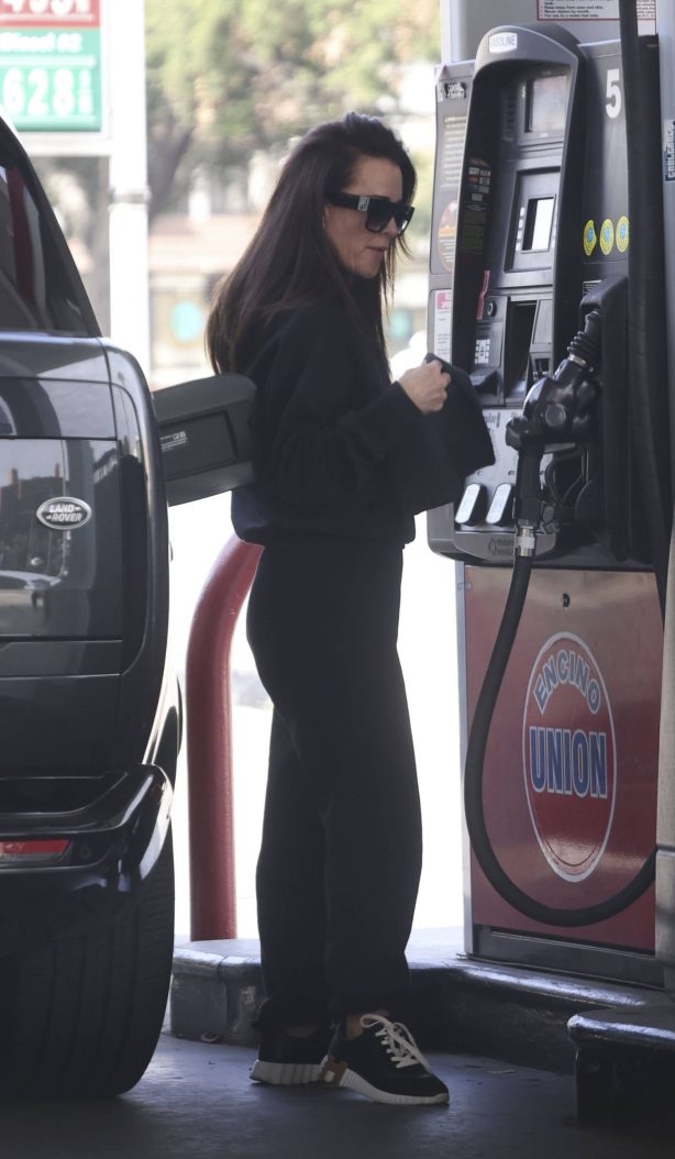 Kyle Richards - Seen at a gas station in Encino