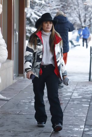 Kyle Richards - Steps out for a stroll in Aspen
