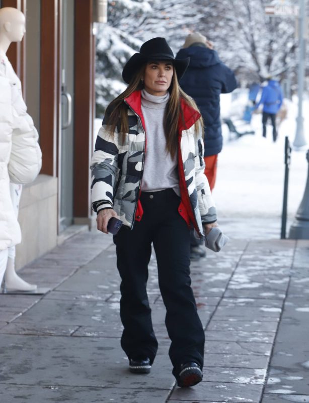 Kyle Richards - Steps out for a stroll in Aspen