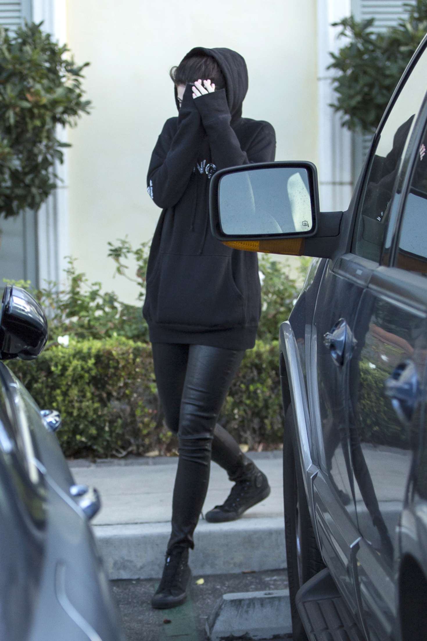Kylie Jenner 2016 : Kylie Jenner Covers her face with Tyga -02
