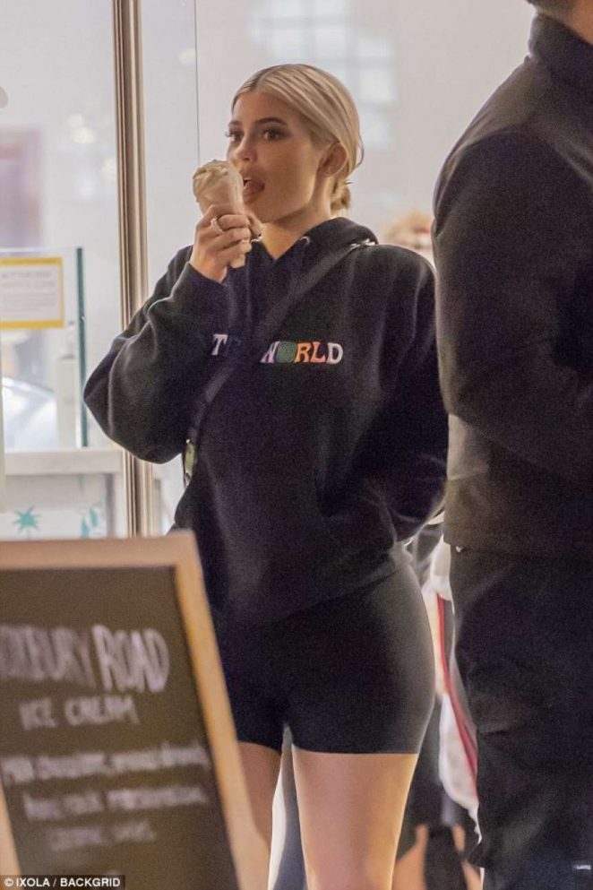 Kylie Jenner - Getting ice cream in LA