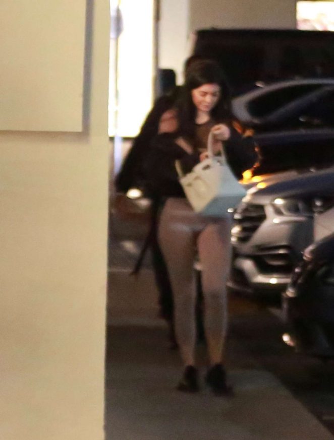Kylie Jenner - Have dinner at Tra di Noi in Malibu