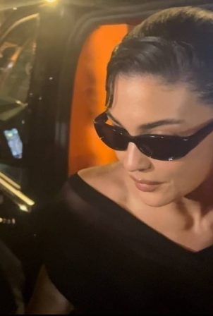 Kylie Jenner - Seen as she sign autographs as she exits the Siena Restaurant in Paris
