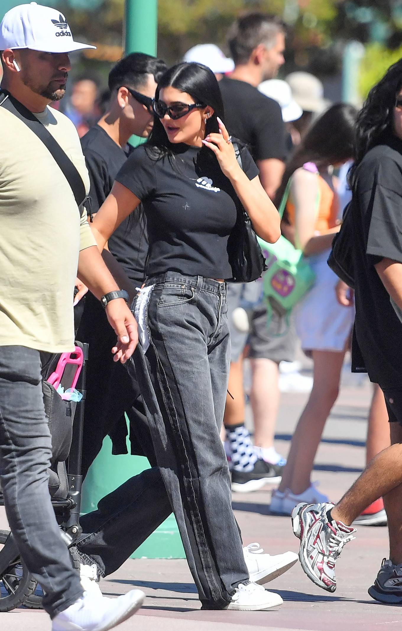 Kylie Jenner 2022 : Kylie Jenner – Seen at Disneyland Resort Park in Anaheim-28
