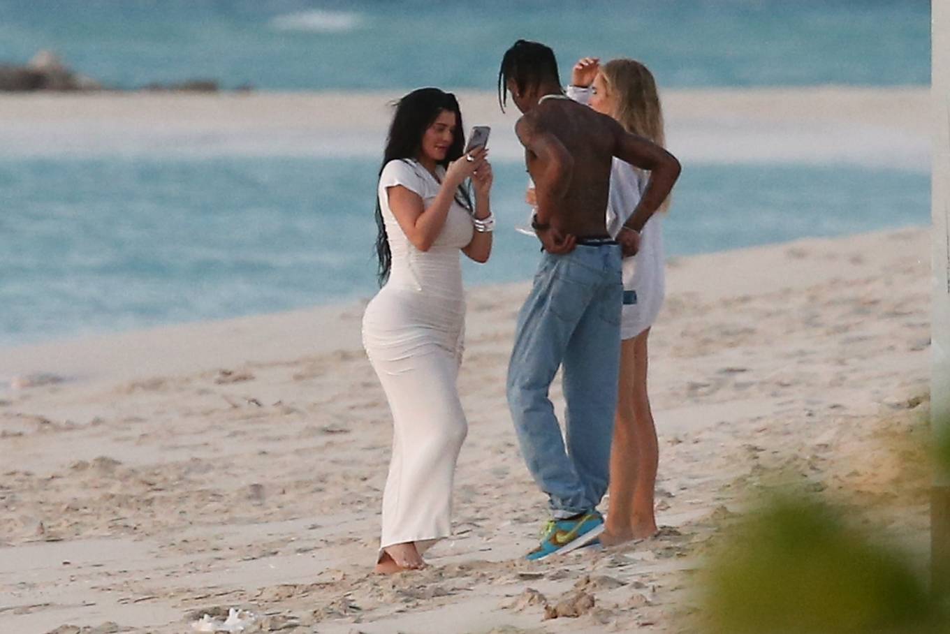 Kylie Jenner 2022 : Kylie Jenner – Seen with Travis Scott on the beach in Turks and Caicos-01