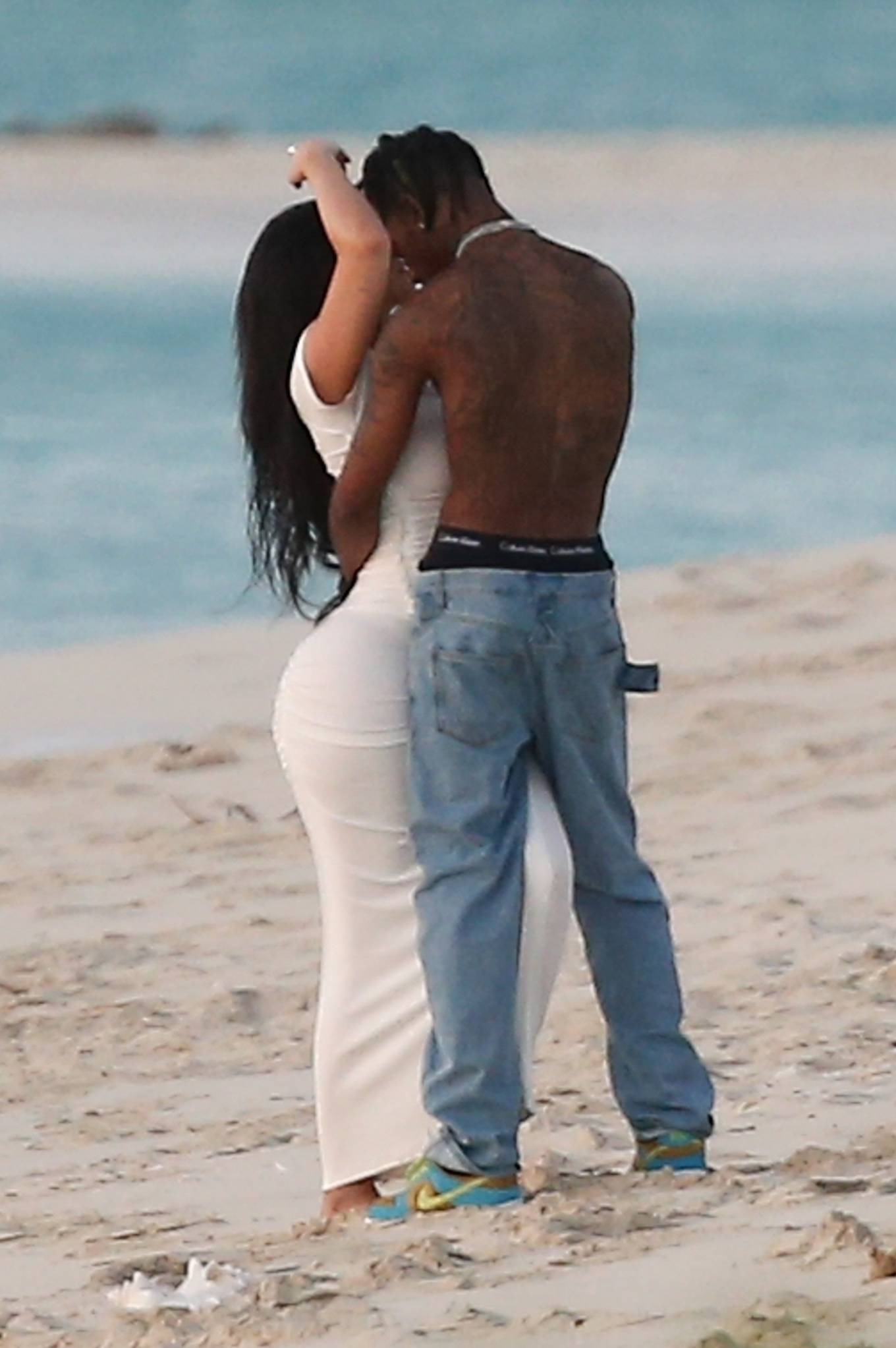 Kylie Jenner 2022 : Kylie Jenner – Seen with Travis Scott on the beach in Turks and Caicos-04