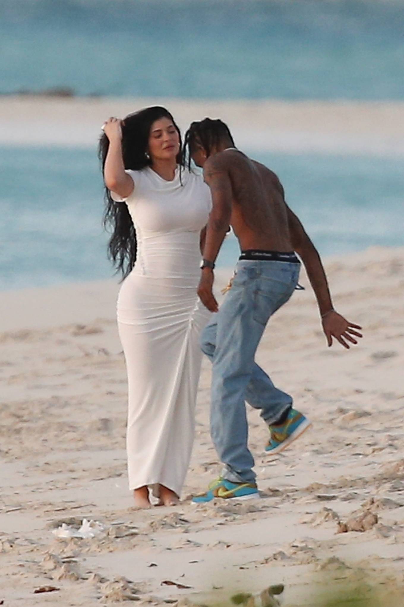 Kylie Jenner 2022 : Kylie Jenner – Seen with Travis Scott on the beach in Turks and Caicos-07