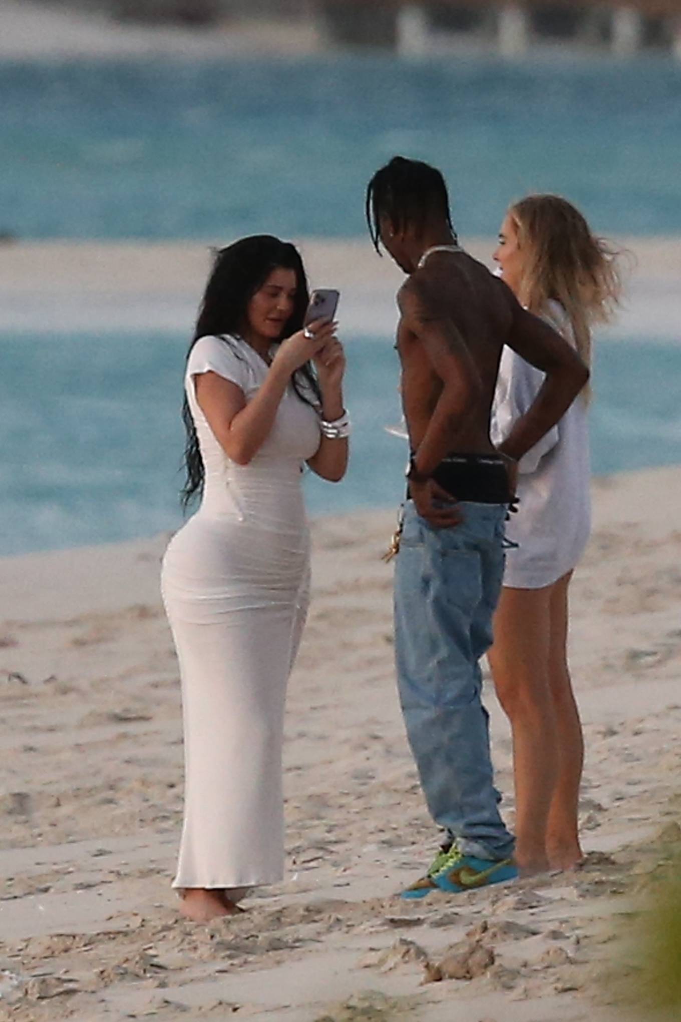 Kylie Jenner 2022 : Kylie Jenner – Seen with Travis Scott on the beach in Turks and Caicos-08