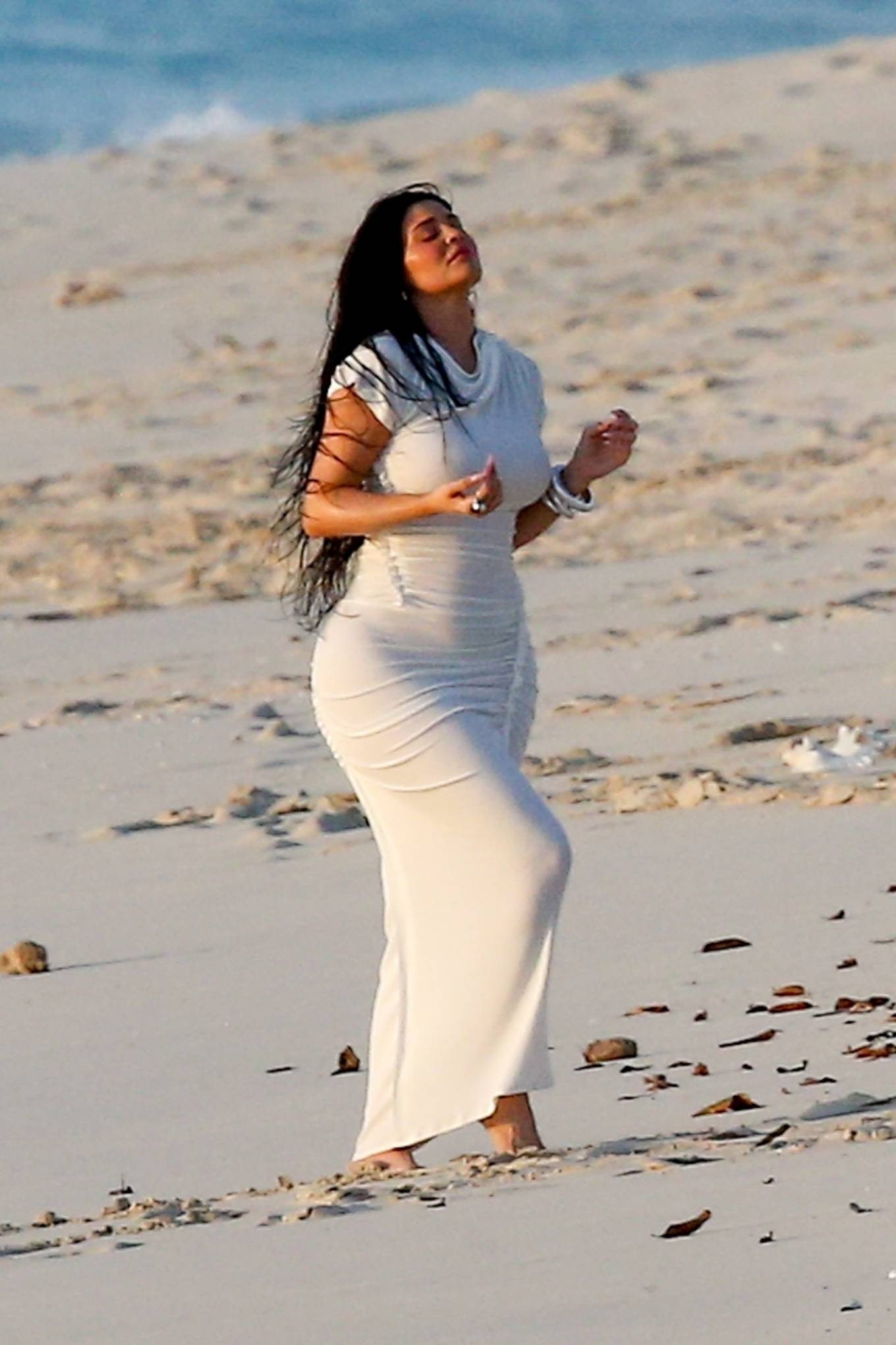 Kylie Jenner 2022 : Kylie Jenner – Seen with Travis Scott on the beach in Turks and Caicos-09