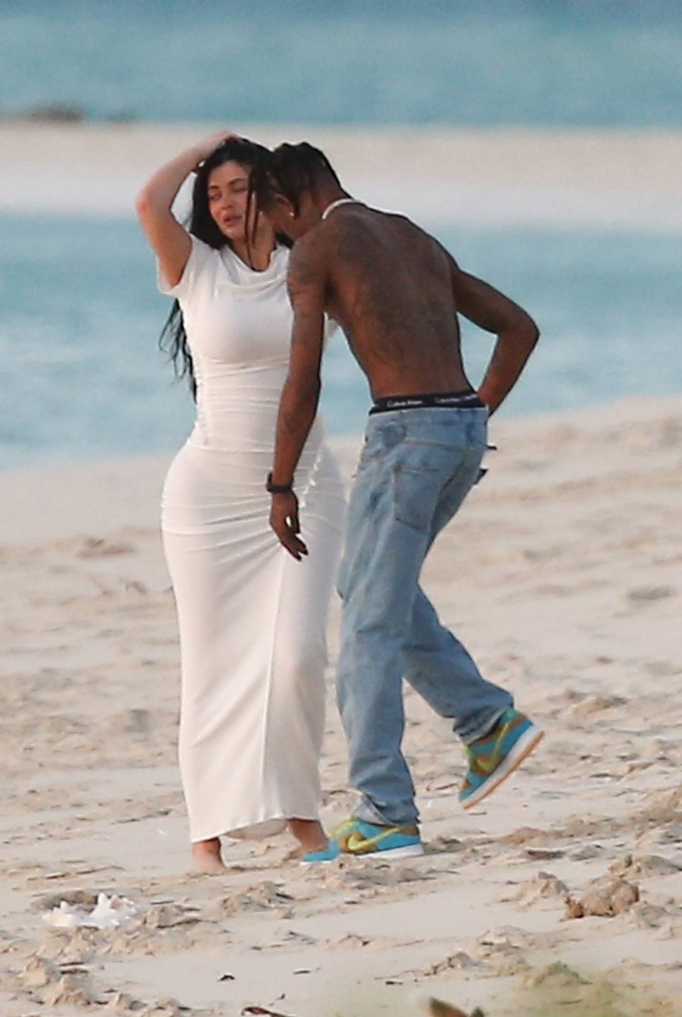 Kylie Jenner 2022 : Kylie Jenner – Seen with Travis Scott on the beach in Turks and Caicos-10