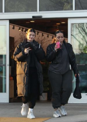 Kylie Jenner - Shopping with Jordyn Woods at Apricot Lane Farms in Calabasas