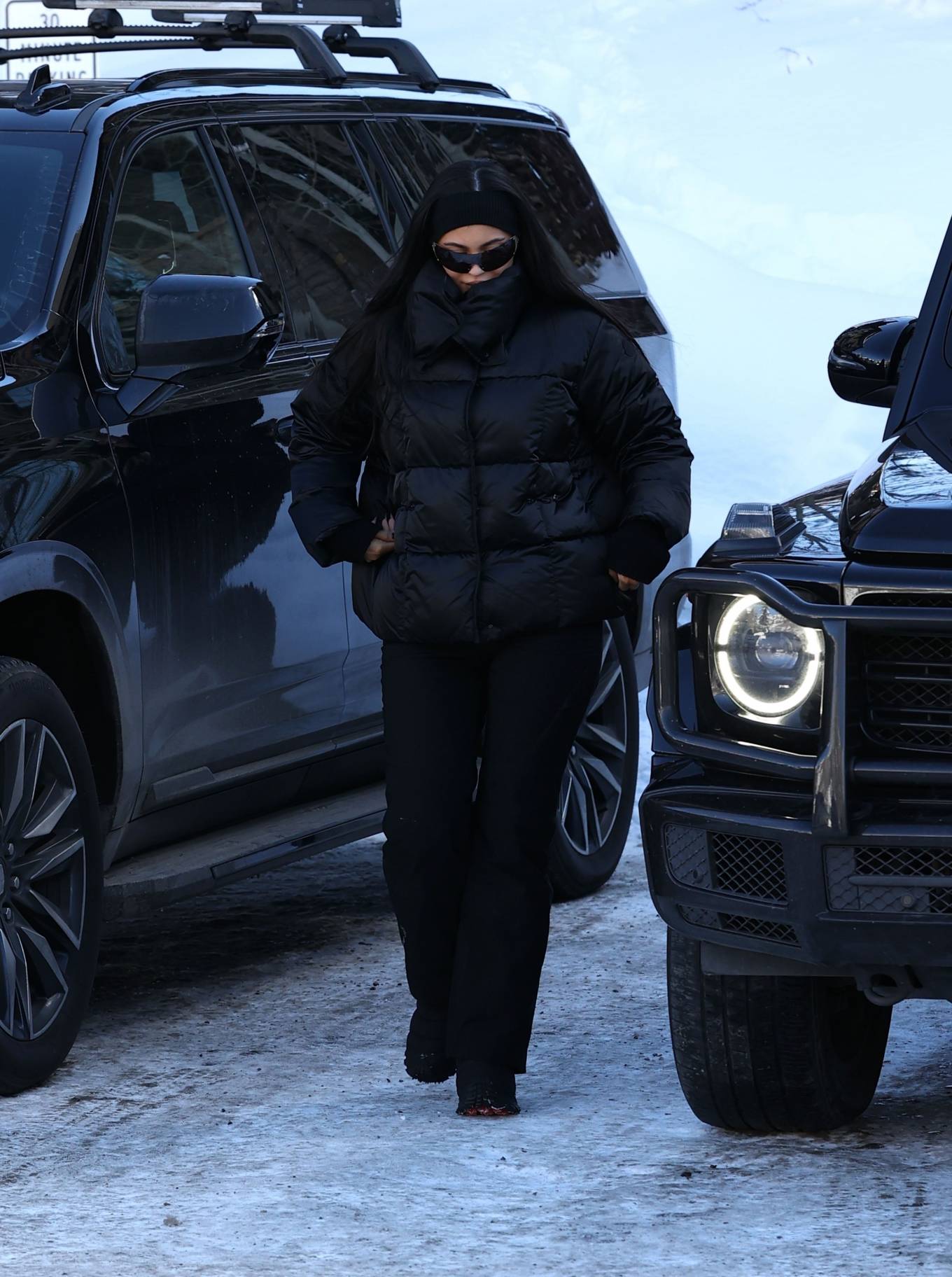 Kylie Jenner 2022 : Kylie Jenner – Watches on as her daughter Stormi gets Ski lessons in Aspen-01