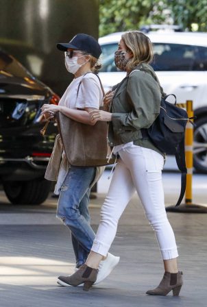 Kylie Minogue and Dannii Minogue - Seen out together in Melbourne